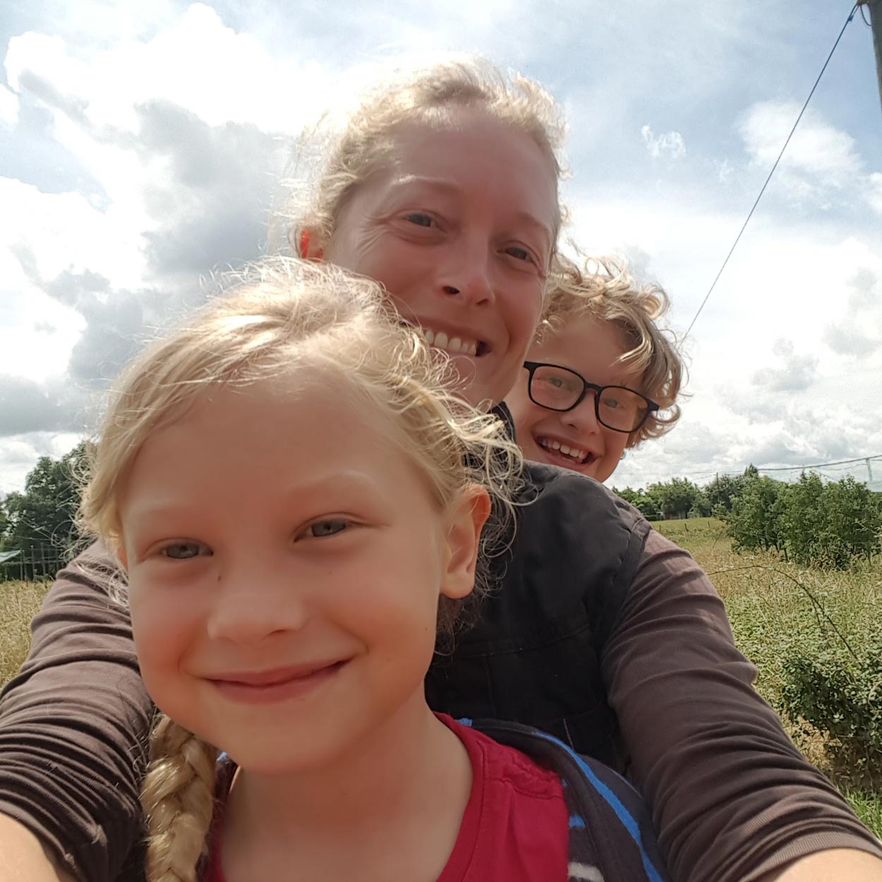 Un moment de partage et de sourires lors de la récolte au cœur de notre domaine agricole de Lahontan. Les Vergers Lasserre vous attendent pour cueillir vos propres pommes et kiwis, l'incontournable des Fruits à la ferme Peyrehorade.